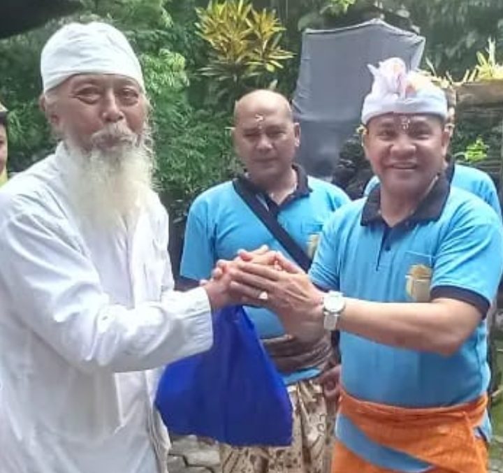 Bhakti Religi, Kapolsek Mengwi Serahkan Tali Asih ke Jero Mangku Waringin Pitu