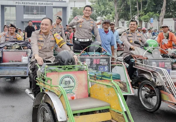 Kapolrestabes Surabaya Ajak Sarapan Bareng dan Bagi Sembako Bersama Abang Becak