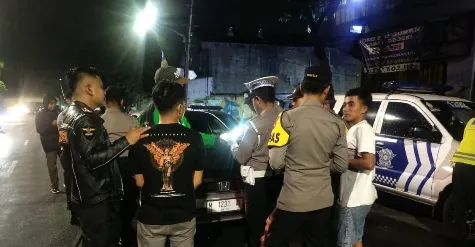 Kapolsek Simokerto Pimpin Operasi di Jalan Ngaglik dan Berhasil Tindak 14 Pelanggar Lalu Lintas