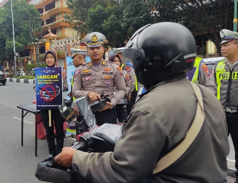 Ops Keselamatan Semeru 2024 di Bulan Ramadhan Polresta Malang Kota Berbagi Takjil Ajak Pengendara Tertib Lalin