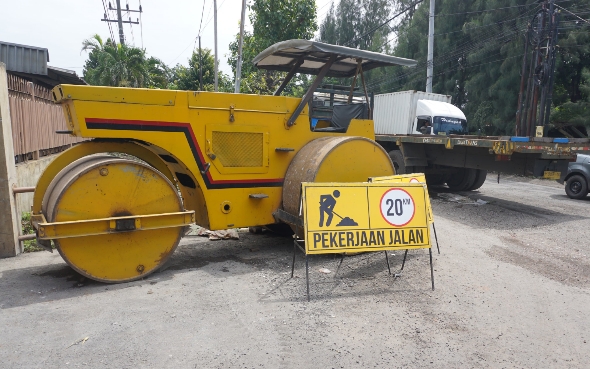 Datangkan Alat Berat, Bupati Sidoarjo Segera Perbaiki Jalan Pertigaan Kletek dan Jalan Prambon Pakerin