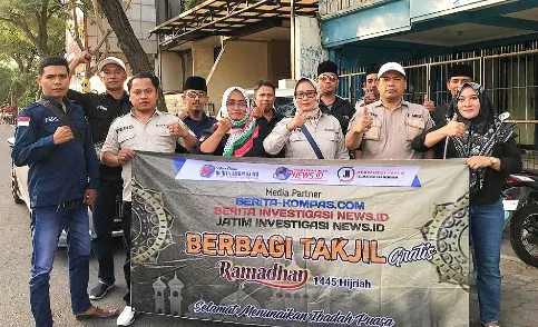 Kedua Kalinya, Keluarga Besar Media Beritainvestigasinews.id Bagikan Takjil Gratis Kepada Pengguna Jalan