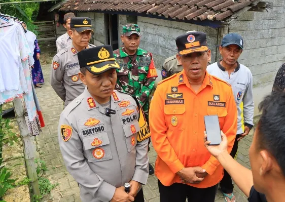 Pasca Gempa Polres Tuban Bersama BPBD Beri Bantuan Warga Terdampak
