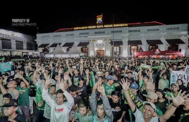 Meriah dan Semaraknya Nobar Persebaya vs Arema FC di Polrestabes Surabaya