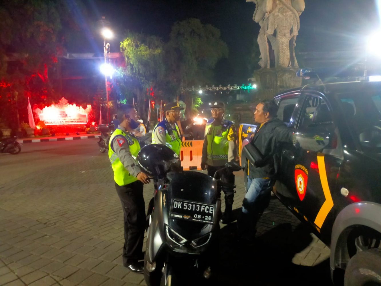 Polsek Denbar Atensi Jamin Kelancaran Gladi Resik Parade Ogoh-ogoh Kesanga Fest 2024