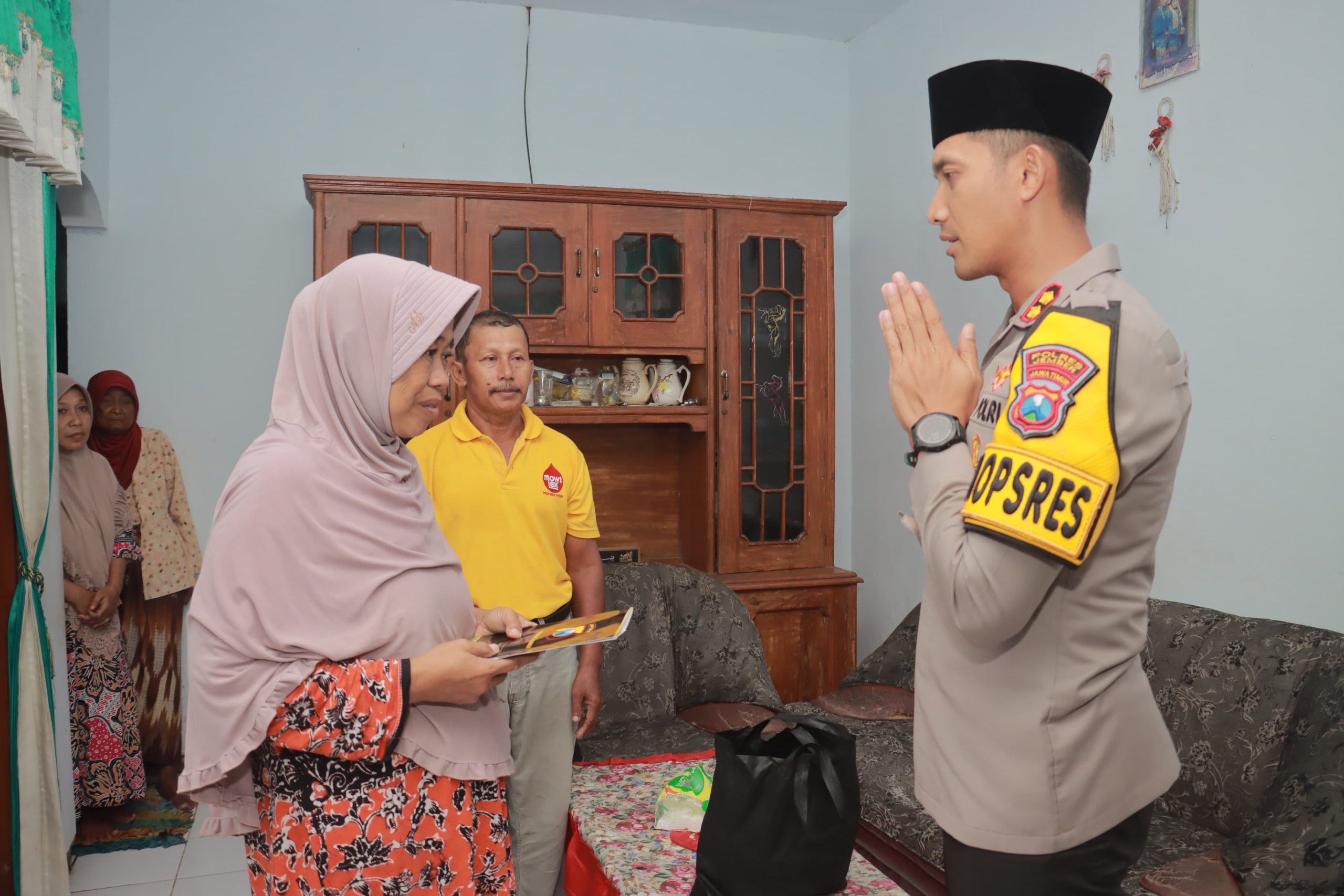 Kapolres Jember Serahkan Santunan Untuk Keluarga Anggota KPPS Yang Meninggal