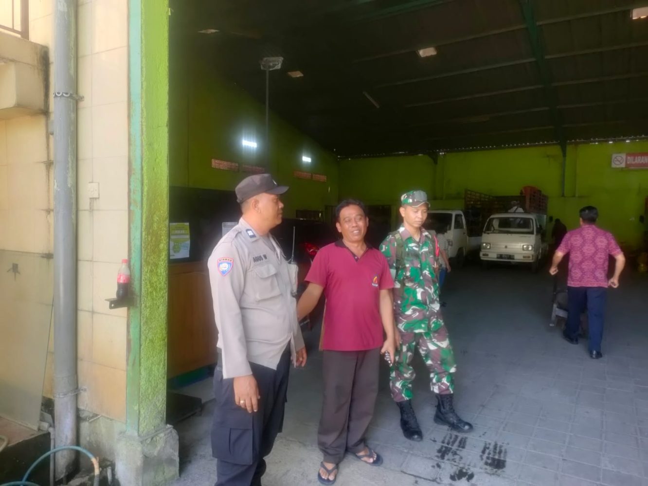 Polsek Denbar, melalui Bhabinkamtibmas Sambangi Gudang Elpiji, Pastikan Jelang Nyepi Cukup