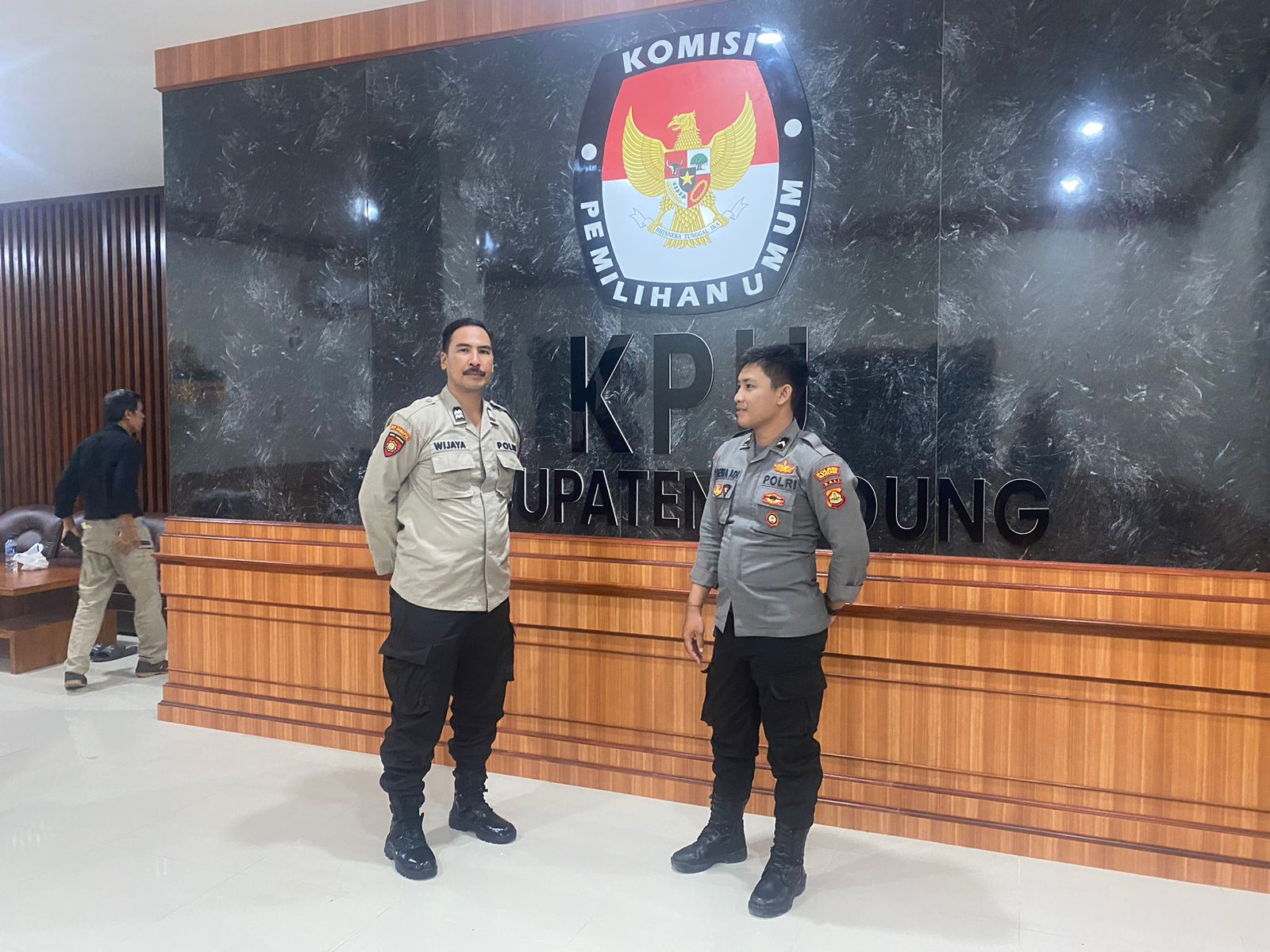 Kantor KPU Badung, Diamankan dan dipimpin Ipda Kadir Surahman