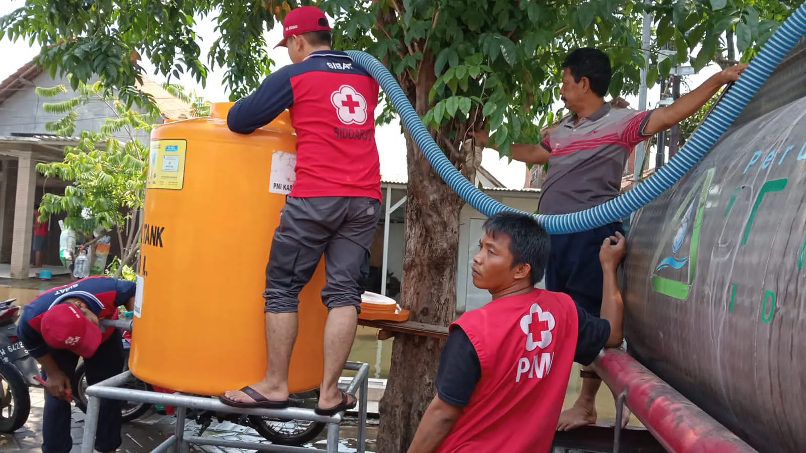 Perumda Delta Tirta Sidoarjo Salurkan 200 Ribu Liter Air Bersih Untuk Korban Banjir