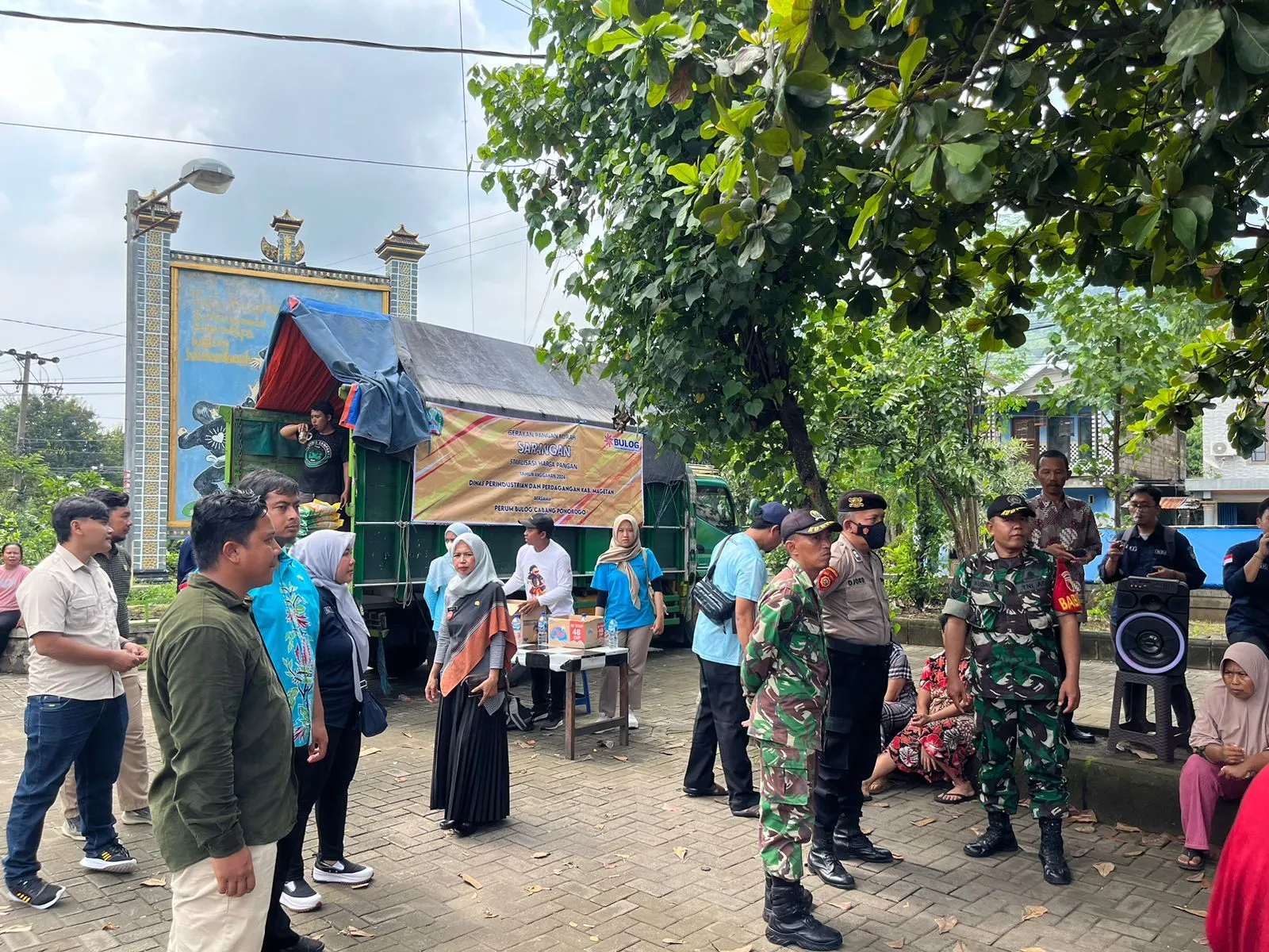 Upaya Stabilisasi Harga Beras Satgas Pangan Polres Magetan Bersama Bulog Gelar Operasi Pasar