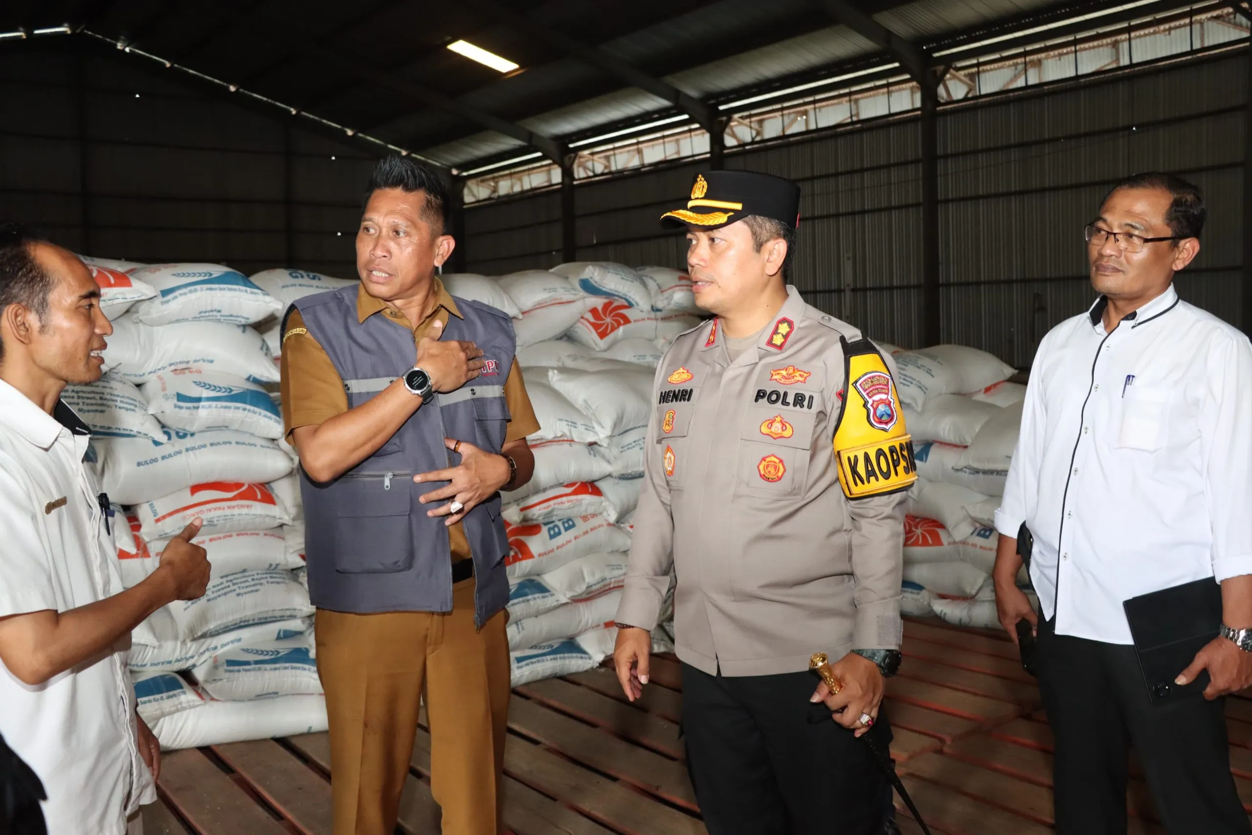 Pastikan Stok Beras Aman Selama Ramadhan, Kapolres Sumenep Cek Gudang Bulog