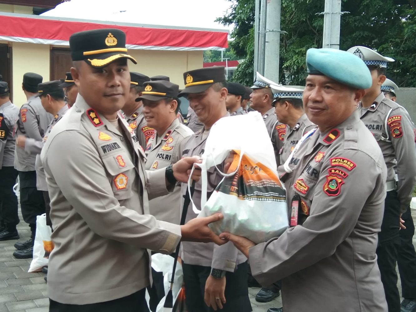 Ratusan Bingkisan Nyepi dari Kapolda Bali Diterima Personil Polres Bandara Ngurah Rai 