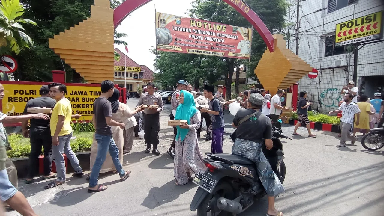 Ratusan Orang Senang Berebut Nasi Kotak Yang di Bagikan Polsek Simokerto