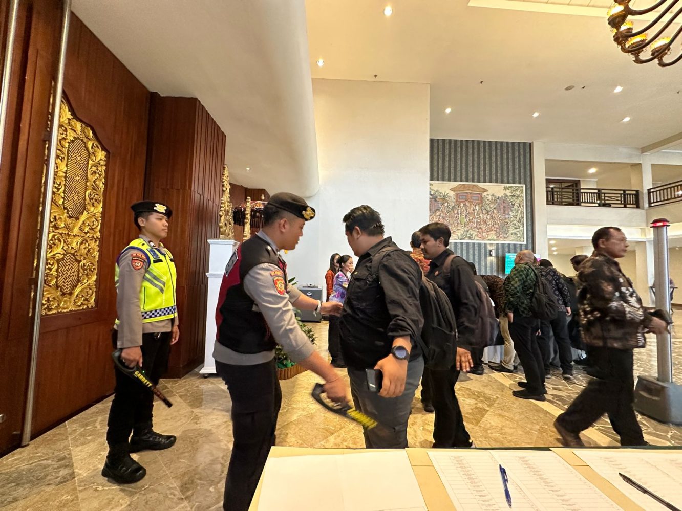 Satuan Tugas OMB Polda Bali Amankan Sidang Pleno KPU 