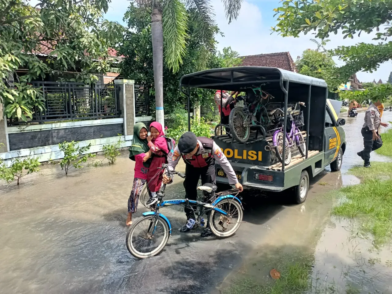 Tanggap Bencana, Polisi Evakuasi Pelajar SD Yang Terjebak Banjir di Magetan