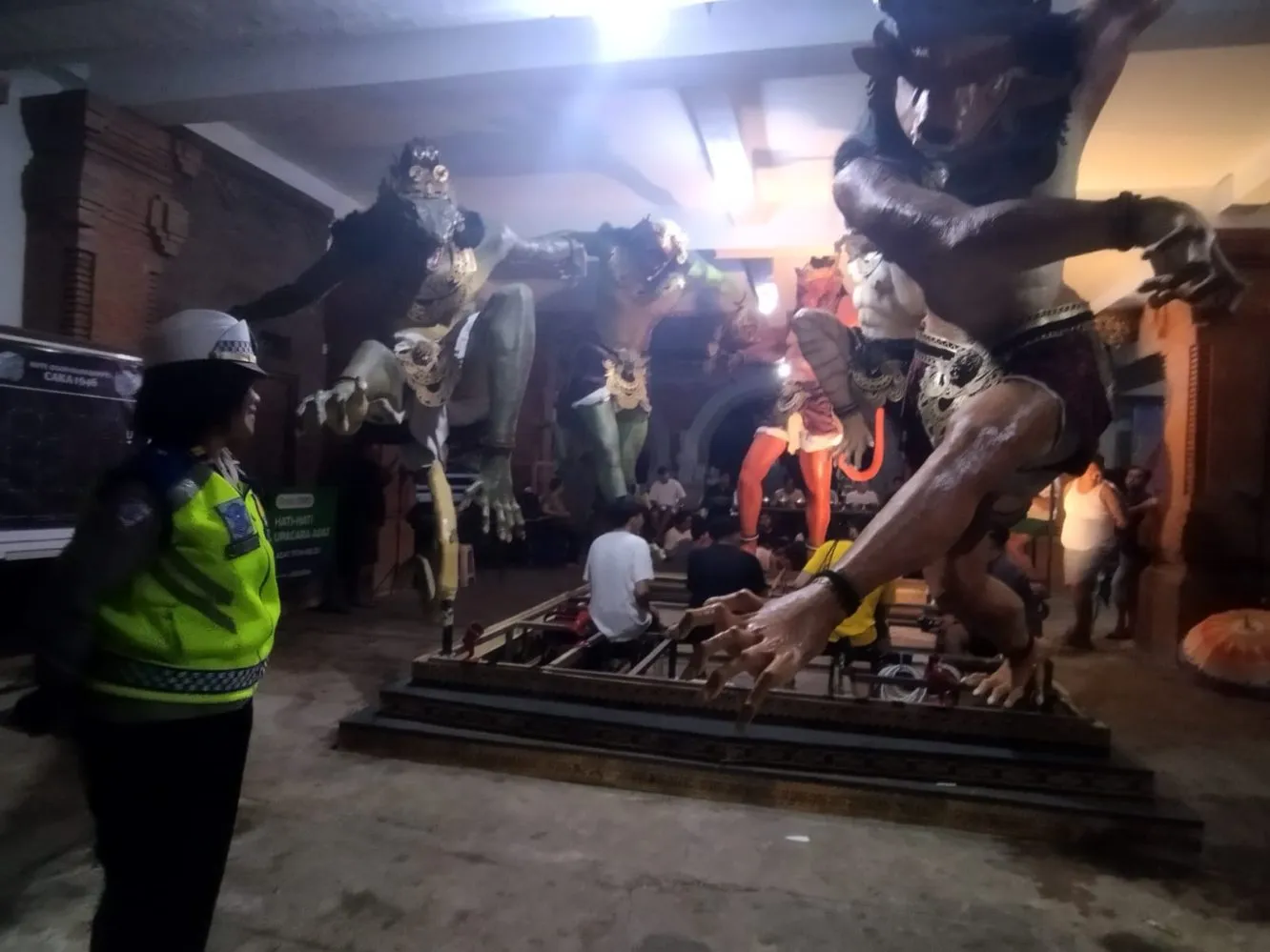 Pasca Pemilu, Pastikan Harkamtibmas Kondusif Sambut Nyepi, Bluelight Patrol Polsek Denbar Sambangi Banjar