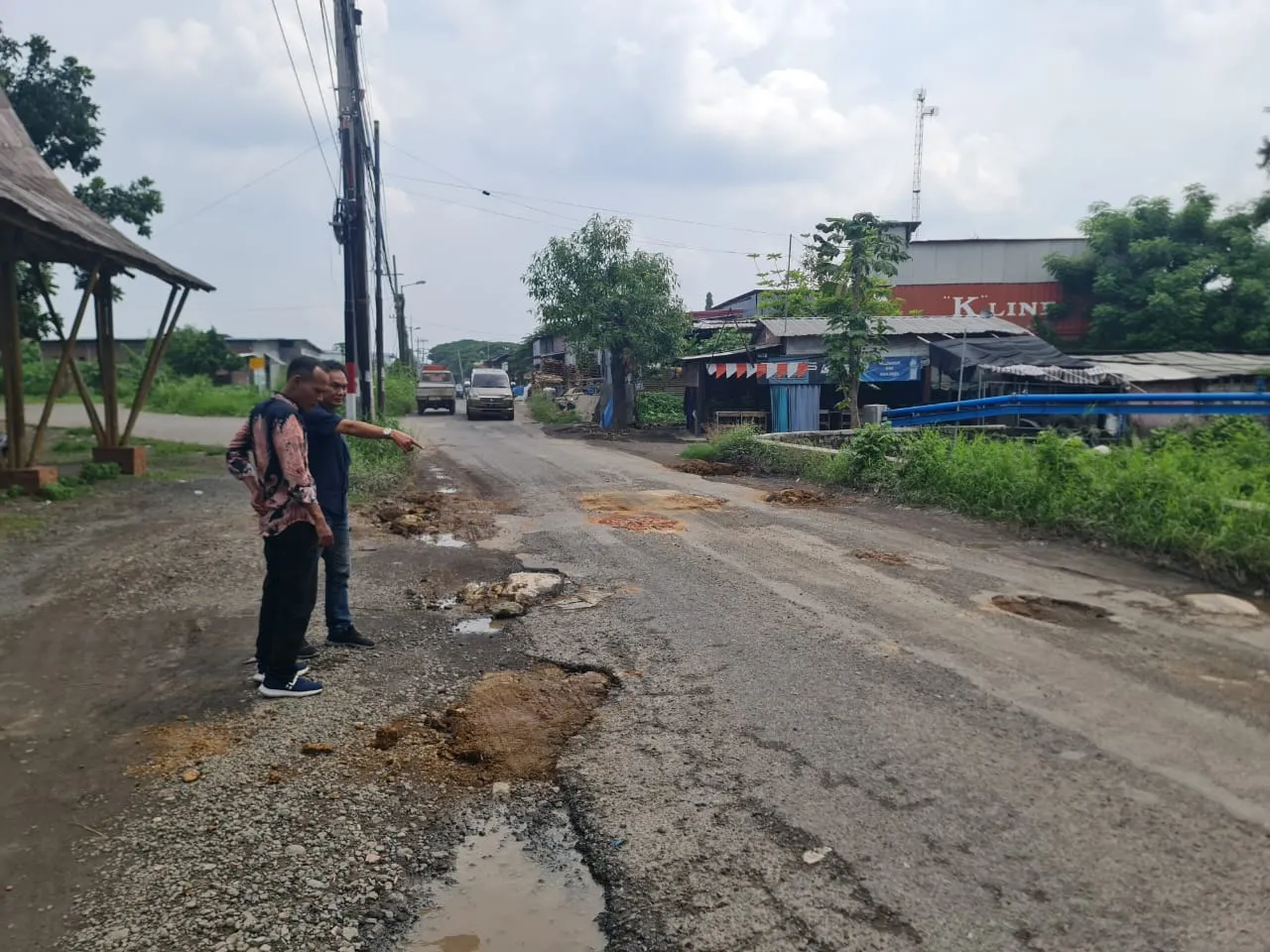 Warga Dukung Bupati Gus Muhdlor Bereskan Masalah Jalan Rusak Dengan Betonisasi Berkelanjutan