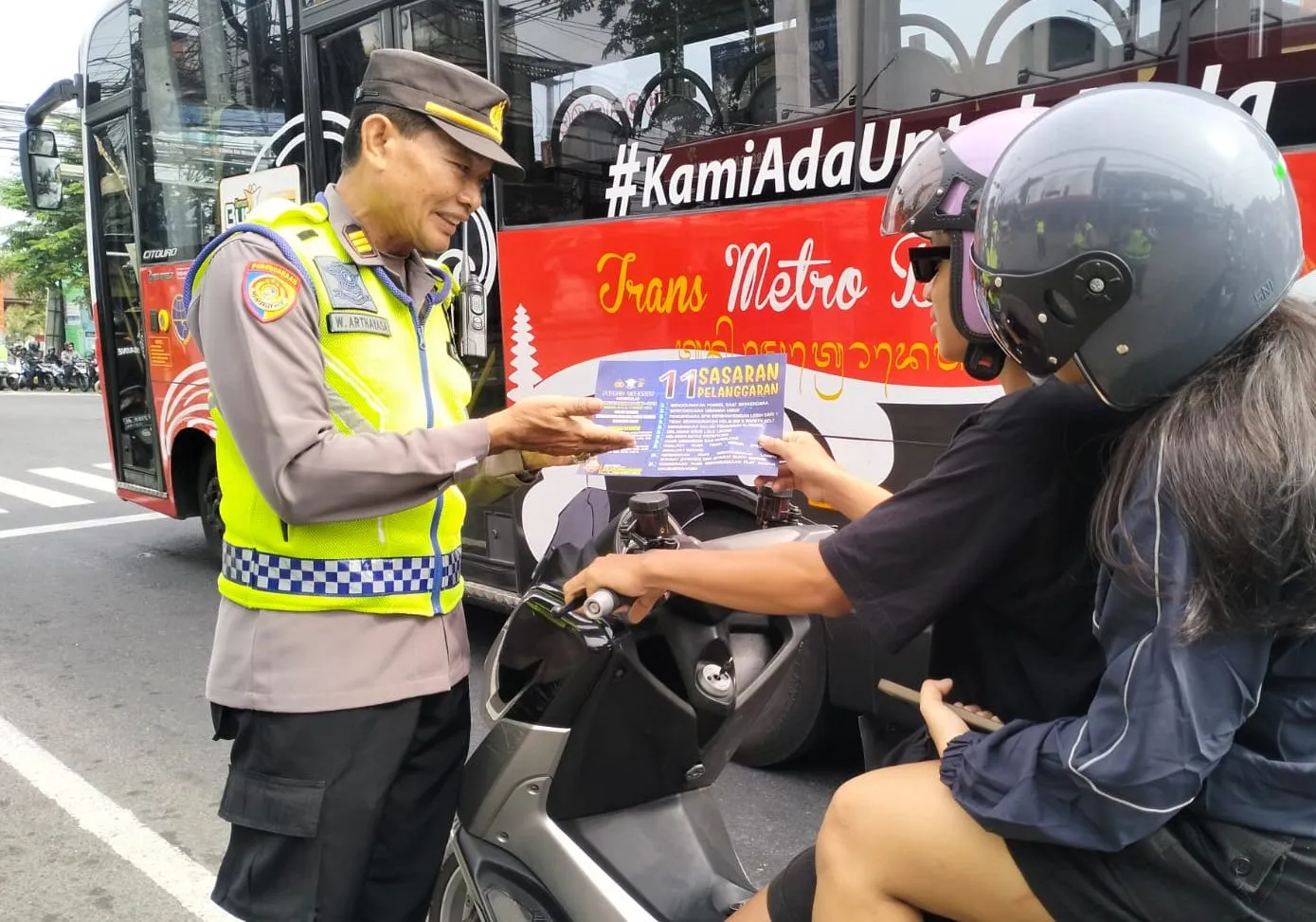 Bagikan Brosur dan Imbauan Kamseltibcarlantas dalam Operasi Keselamatan Agung 2024