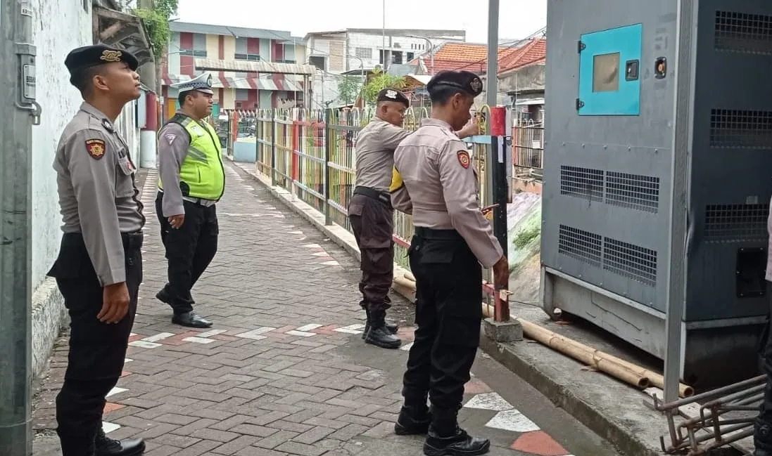 Polsek Simokerto Lakukan Deteksi Dini Saat Cuaca Hujan Untuk Antisipasi Banjir Seperti di Mojokerto