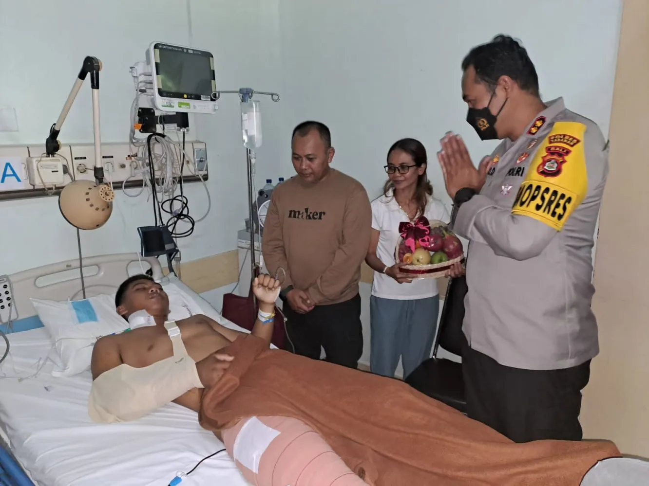 RSUP Sanglah, Kapolres Tabanan Jenguk Personil Baja yang Mengalami Sakit