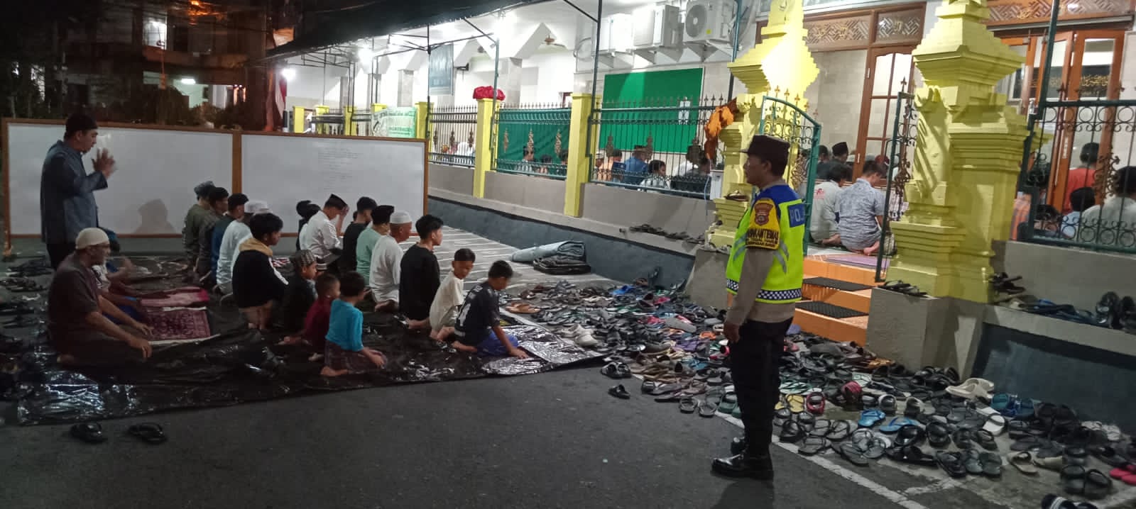Guna Nyaman dan Aman, Personil Polsek Denbar Atensi Shalat Tarawih