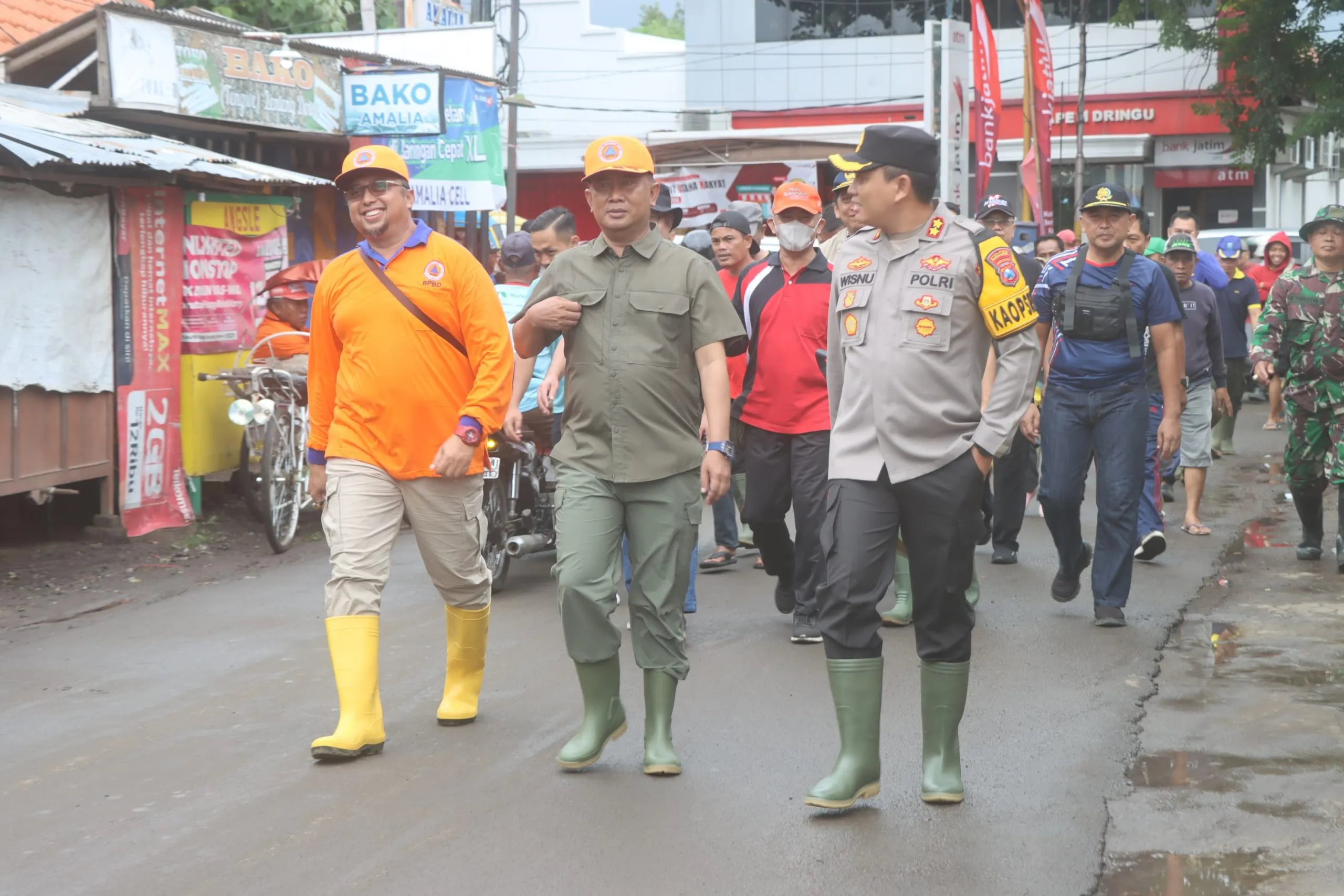 Gotong Royong, Forkopimda Probolinggo Bersihkan Material Pasca Banjir di Dringu