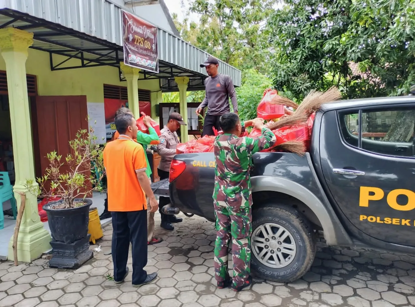 Polres Magetan Bersama TNI Salurkan Bantuan dan Dirikan Dapur Umum di Dua Desa Rawan Banjir