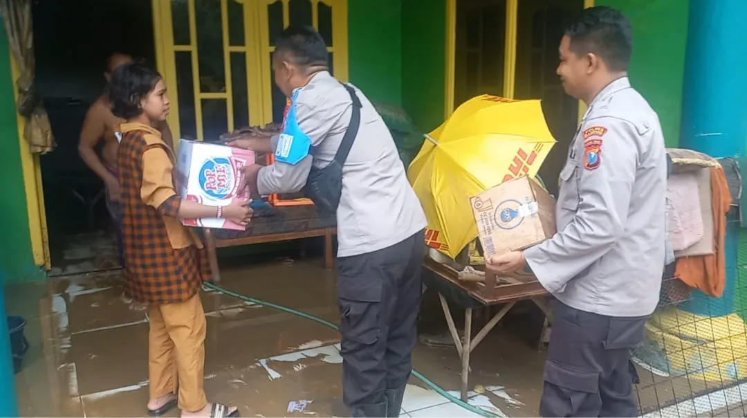 Polres Sampang Berbagi Sembako Untuk Warga Terdampak Banjir