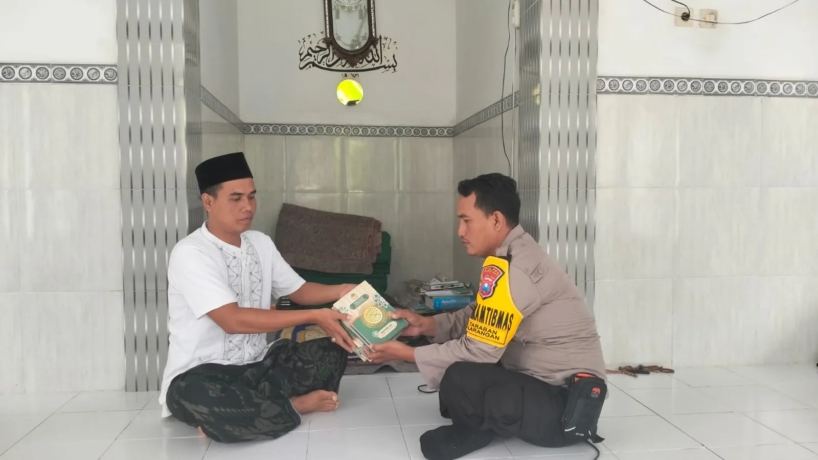 Sambut Ramadhan, Polres Pamekasan Berbagi Al-Quran Untuk Ponpes dan Tempat Ibadah