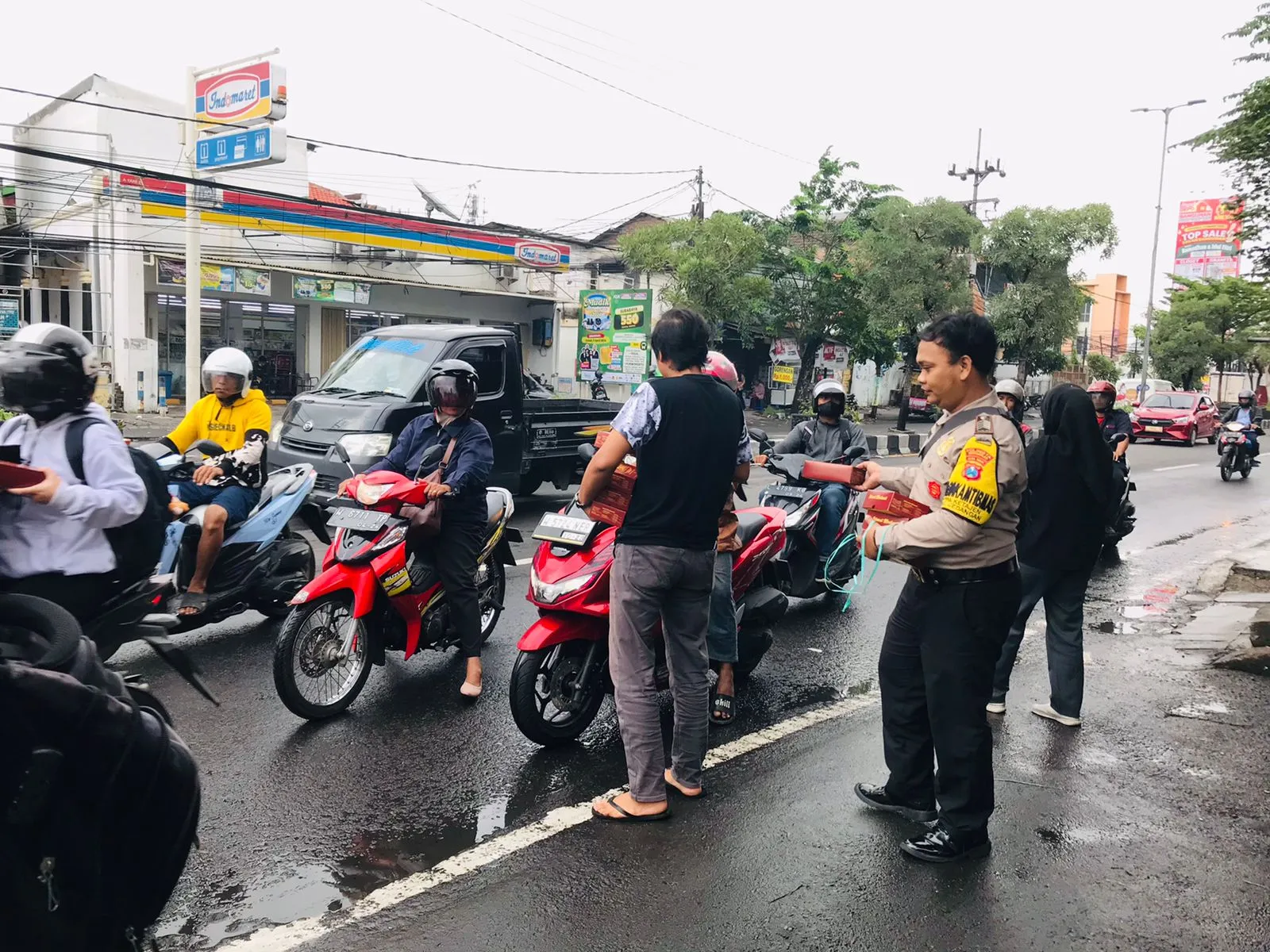 Semarakkan Bulan Ramadhan Polisi di Sidoarjo Berbagi Takjil