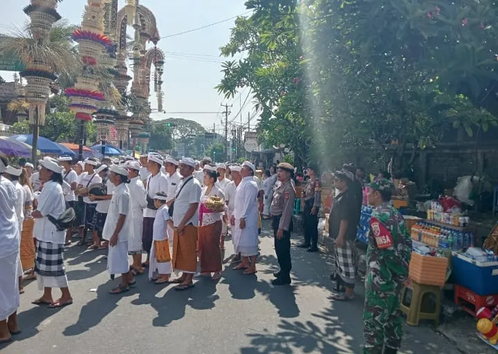 Upacara Pengrebongan, Polsek Dentim Pastikan Keamanan dan Kelancaran Lalu Lintas 