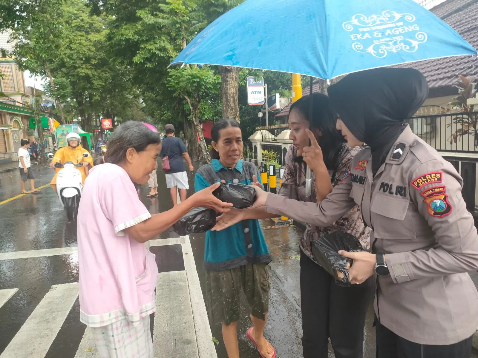 Ramadhan Berkah Polres Malang Berbagi Ratusan Kantong Takjil Untuk Pengguna Jalan