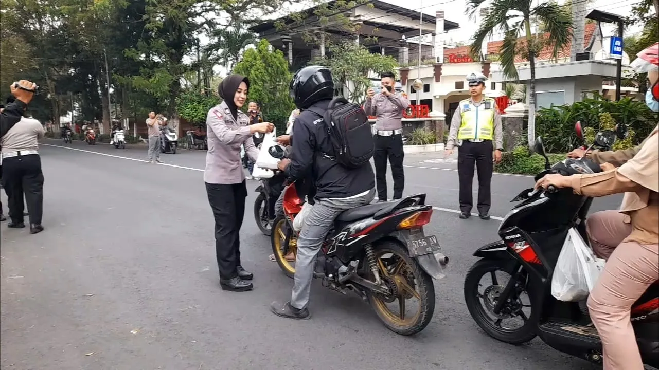 Polres Bondowoso Berbagi Takjil Sembari Edukasi Pengendara Tertib Lalu Lintas