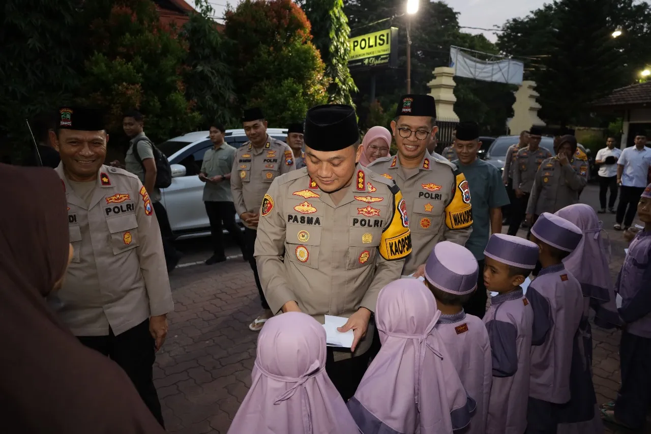 Safari Ramadhan ke Jajaran, Kapolrestabes Surabaya Beri Taliasih Untuk Anak Yatim