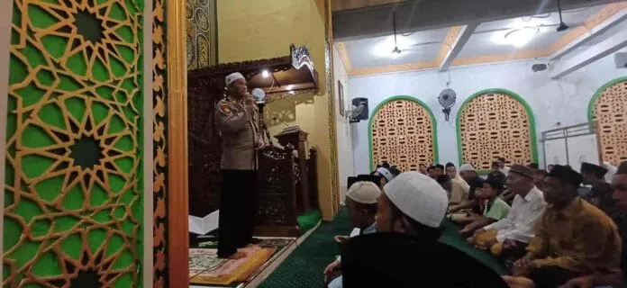 Kapolsek Prambon Kultum Kamtibmas di Jamaah Tarawih