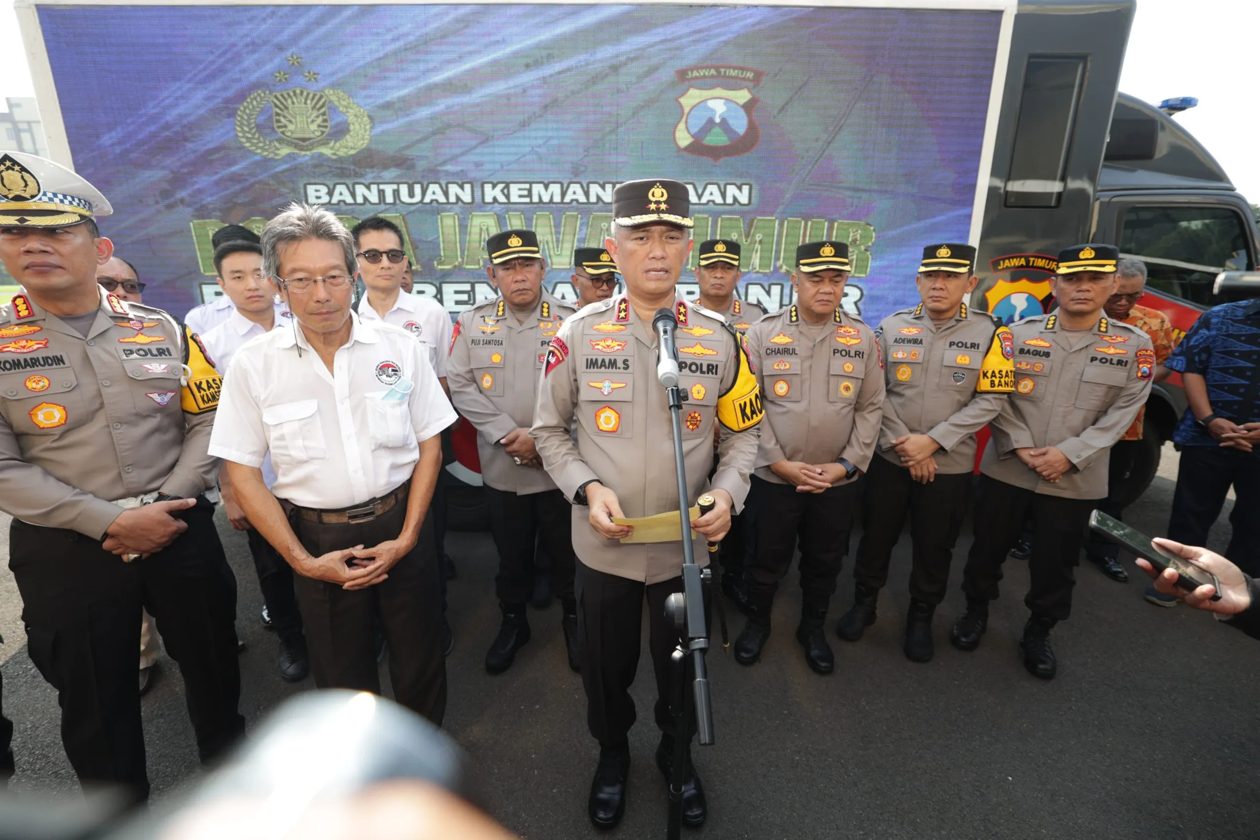 Kapolda Jatim Berangkatkan 50.789 Paket Bantuan Kemanusiaan Untuk Warga Terdampak Banjir di Jawa Tengah