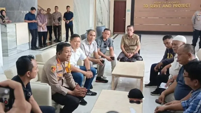 Humanis, Kapolresta Sidoarjo Temui Pendemo Tuntut Kejelasan Akses Sirekap