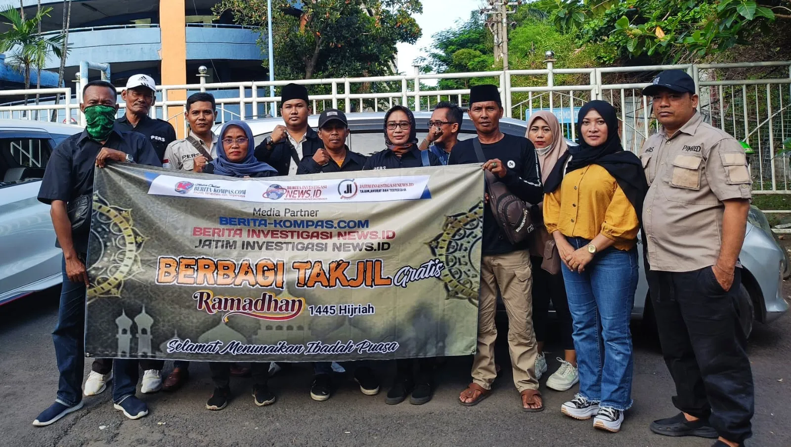 Keluarga Besar Beritainvestigasinews.id Bagikan Takjil Gratis Kepada Pengguna Jalan