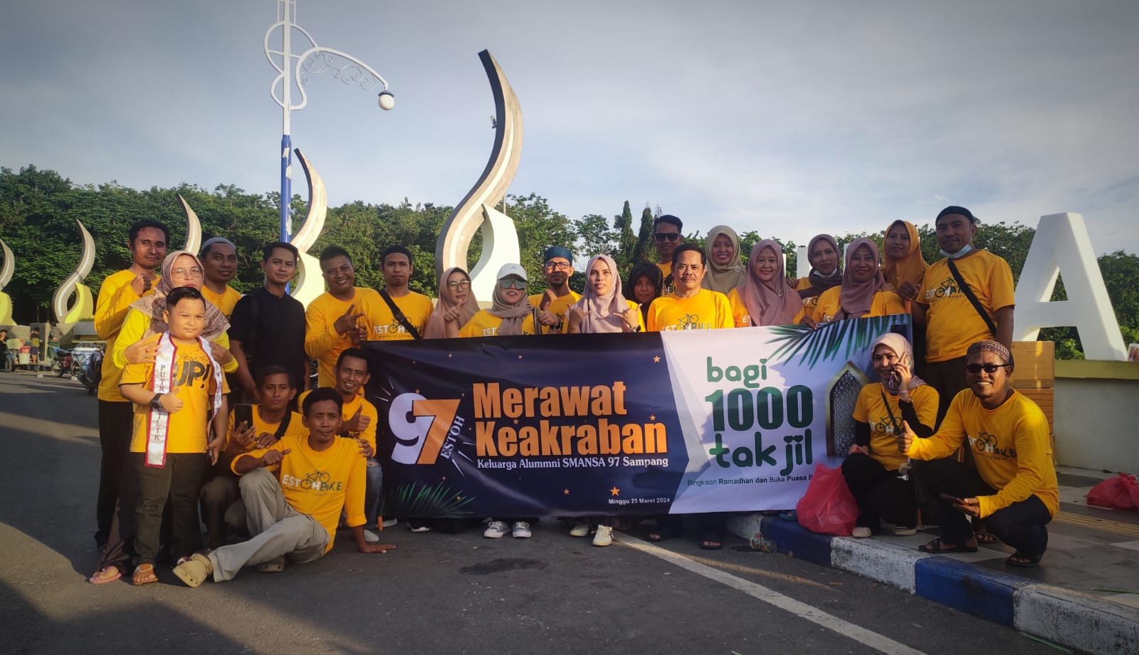 Merawat keakraban Ala Estoh 97, Bagikan 1000 Takjil di Alun-Alun Sampang
