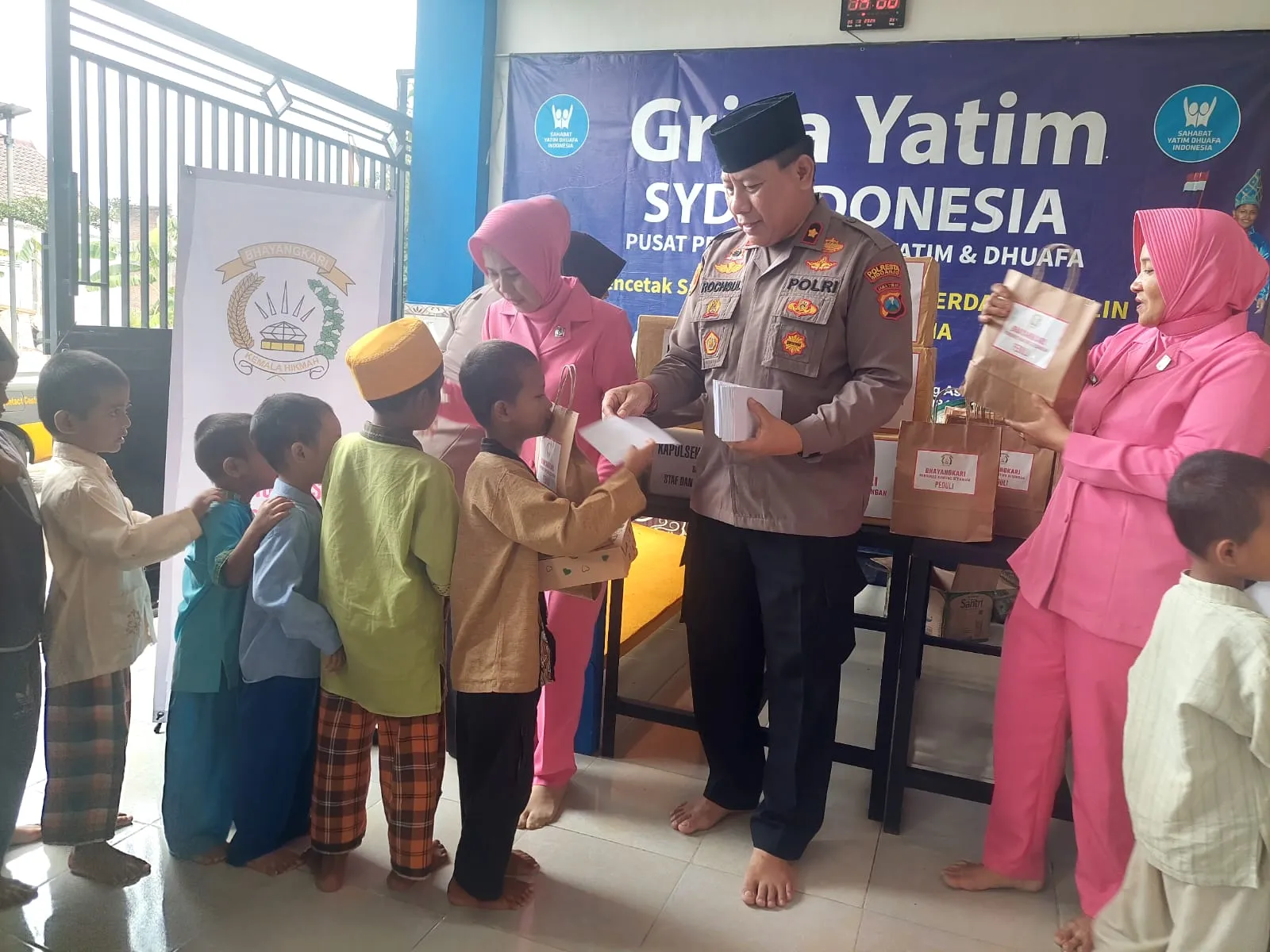 Berbagi Kasih di Bulan Suci Ramadhan, Kapolsek Gedangan dan Bhayangkari Santuni Anak Yatim Piatu