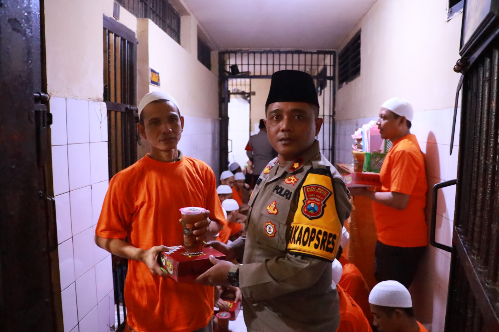 Wujud Kepedulian Kapolres Pelabuhan Tanjung Perak Gelar Buka Bersama Tahanan.