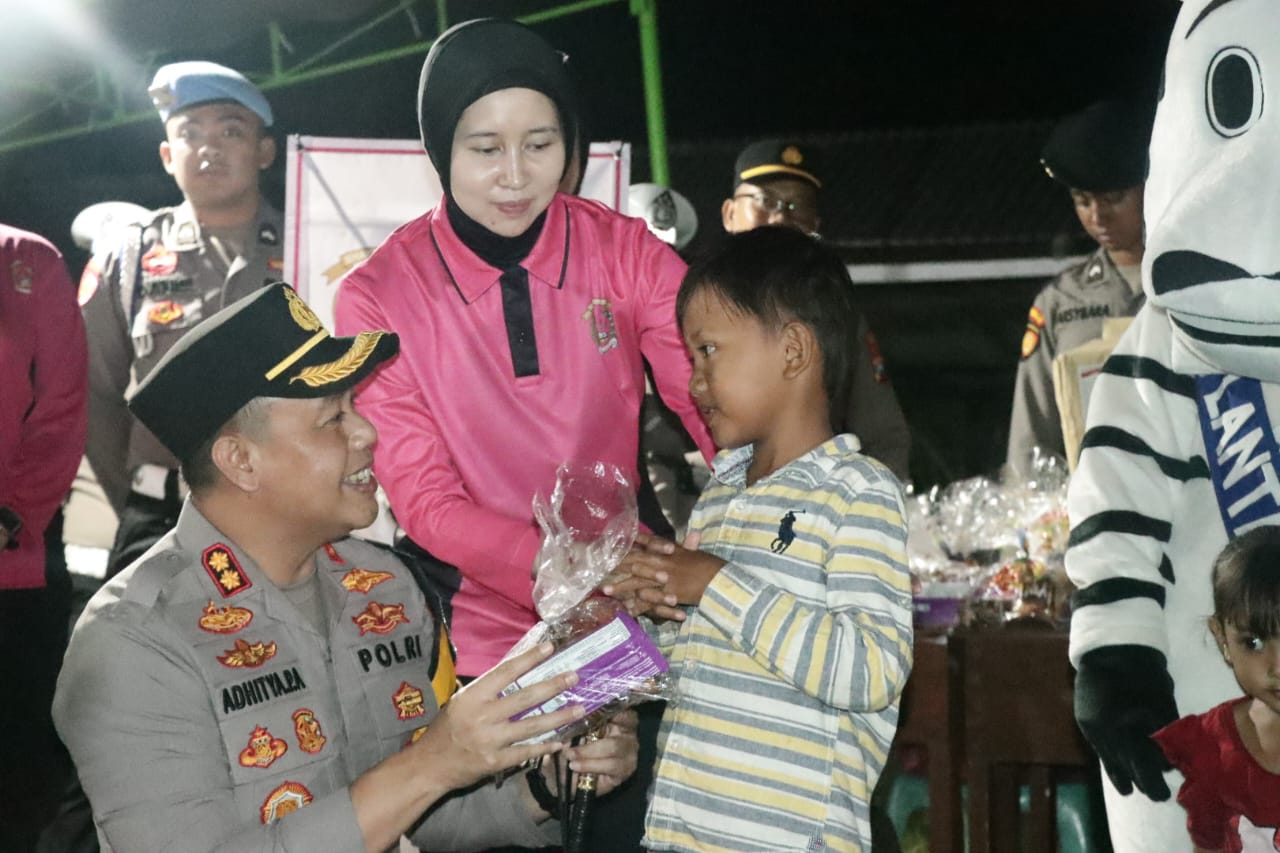 Tiba di Pulau Bawean, Kapolres Gresik langsung Hibur Anak-Anak Korban Gempa
