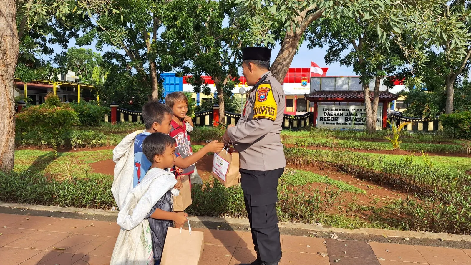 Berbagi Kebaikan di Bulan Ramadhan, Polres Bangkalan dan Bhayangkari Bagikan Takjil Kepada Pengguna Jalan