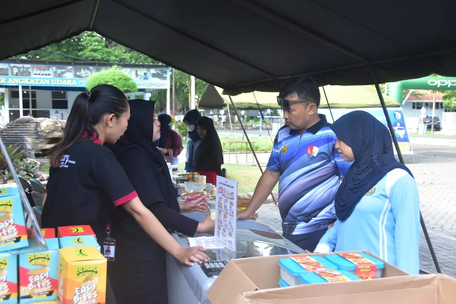 Lanud Muljono Tinjau Langsung Bazar Murah Dalam Rangka HUT Ke-78 TNI Angkatan Udara