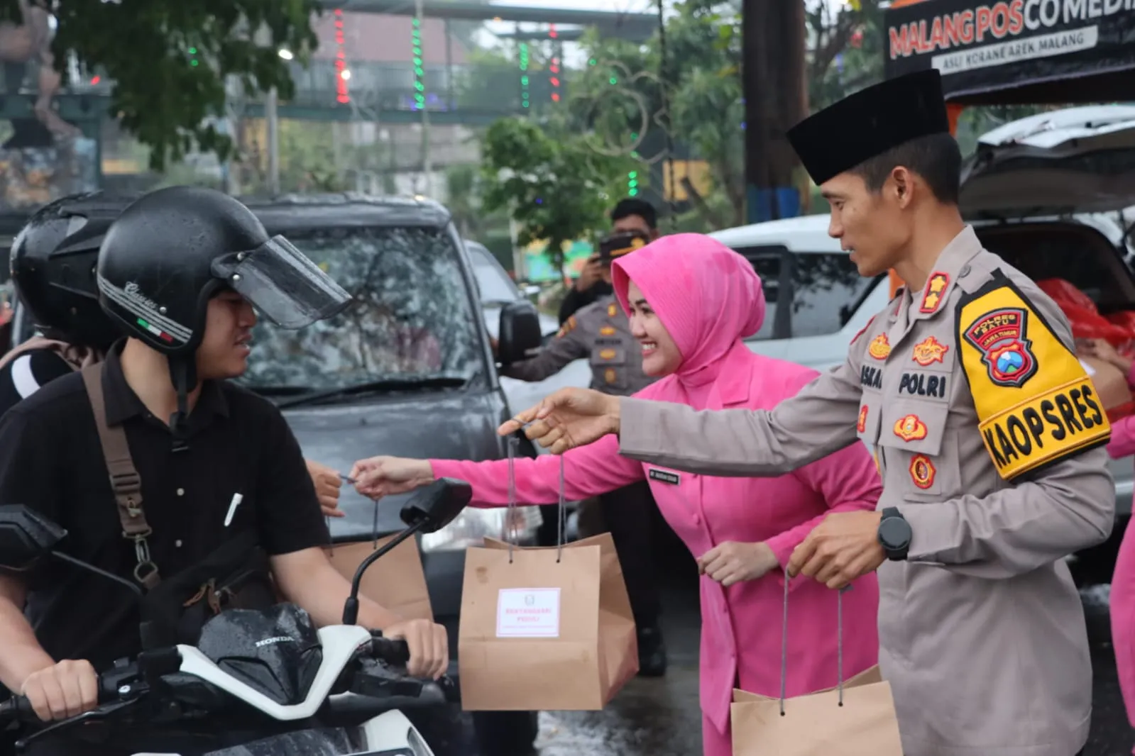 Tebar Kebaikan di Bulan Ramadhan Polres Batu dan Bhayangkari Berbagi Takjil