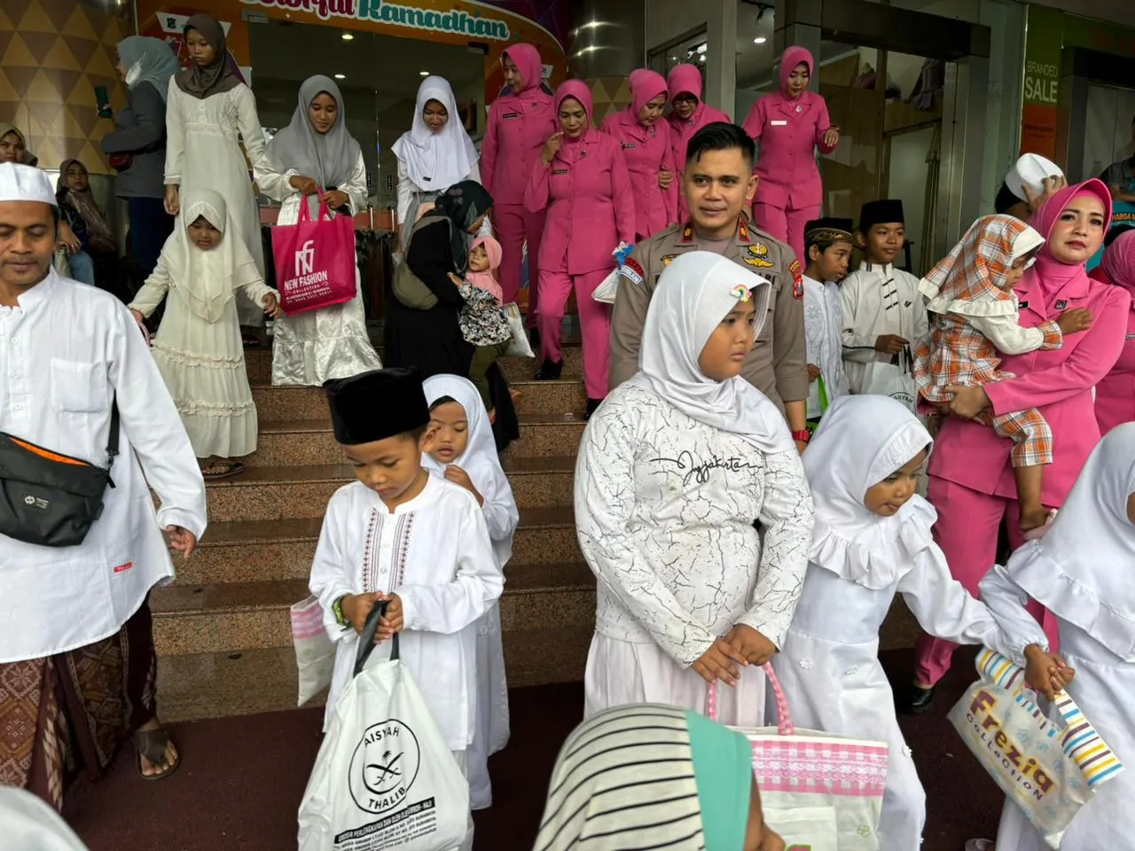 Kapolsek Simokerto Lakukan Giat Santuni Anak Yatim Piatu Yayasan Panti Asuhan Himmatun Ayat Ustad Ahmad Suhaimi di Bulan Ramadhan 1445 H