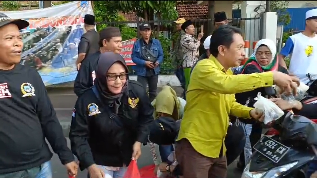 AMI Lakukan Giat Pembagian Takjil Didepan Gedung Grahadi Surabaya