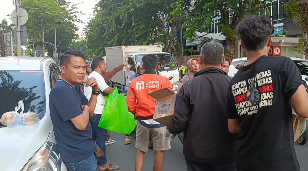 Berkah Ramadhan 1445 H, AMI Bagikan Takjil di Depan Surabaya Plaza