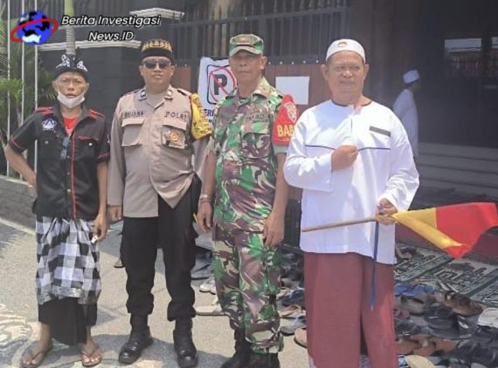Sinergisitas Bhabinkamtibmas dengan Babinsa dan Pecalang Lakukan Pengamanan Sholat Jumat