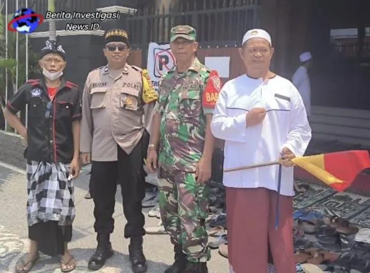 Sinergisitas Bhabinkamtibmas dengan Babinsa dan Pecalang Lakukan Pengamanan Sholat Jumat